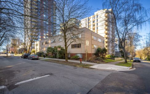 the Grovenor - Front Exterior of rental apartment building