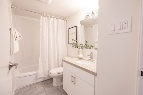 Queen Anne Place - Residential Rental Unit Bathroom